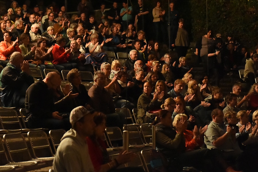 Liny Wood in concert - Tribüne - Zuschauer spenden Beifall