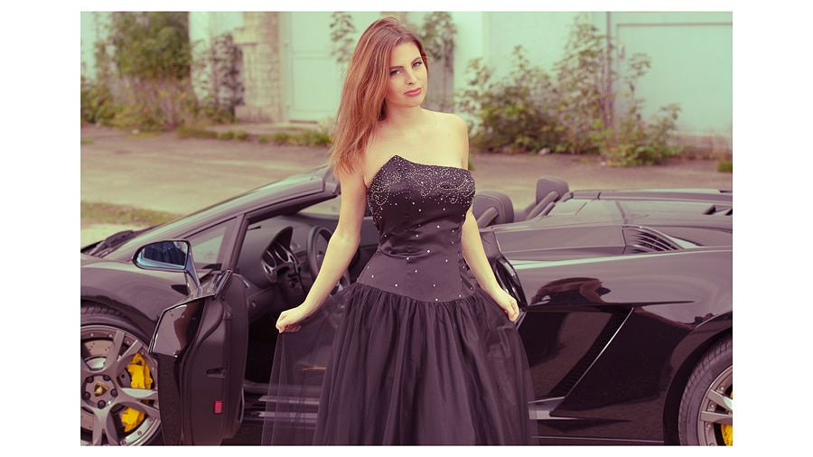 Lady in Black mit Stier - Lady in Black mit Stier - stehende junge Frau im schwarzem Abendkleid vor einem Lamborghini Gallardo und geöffneter Autotüre