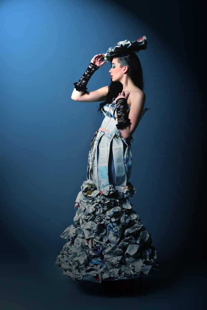 Beauty & Fashion Aufnahme - junge Frau in einem Kleid aus Zeitungsstreifen