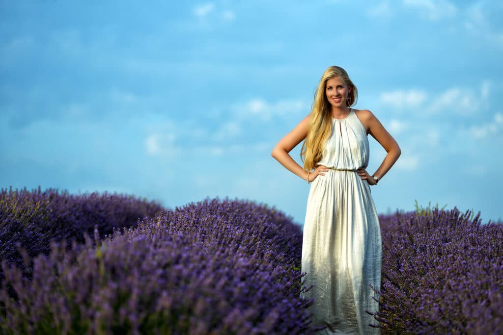 Beauty & Fashion Aufnahme - junge Frau im Lavendelfeld