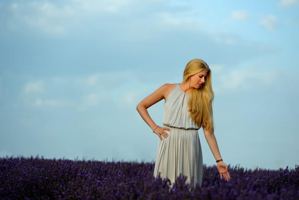 Beauty & Fashion Aufnahme junge Frau im Lavendelfeld