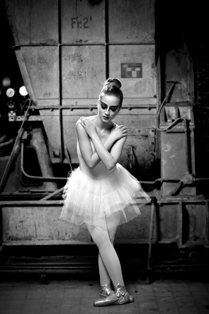 Beauty & Fashion Aufnahme - Ballett Tänzerin vor einer Maschine