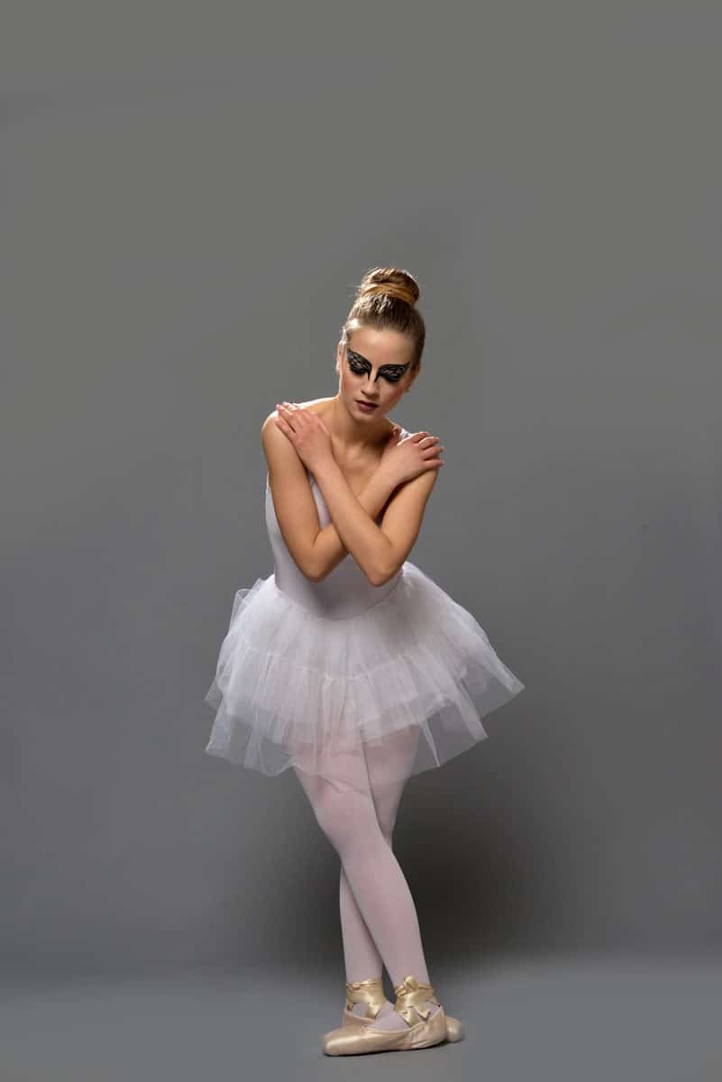 Bildbearbeitung - Ballett Tänzerin vor grauem Studiohintergrund