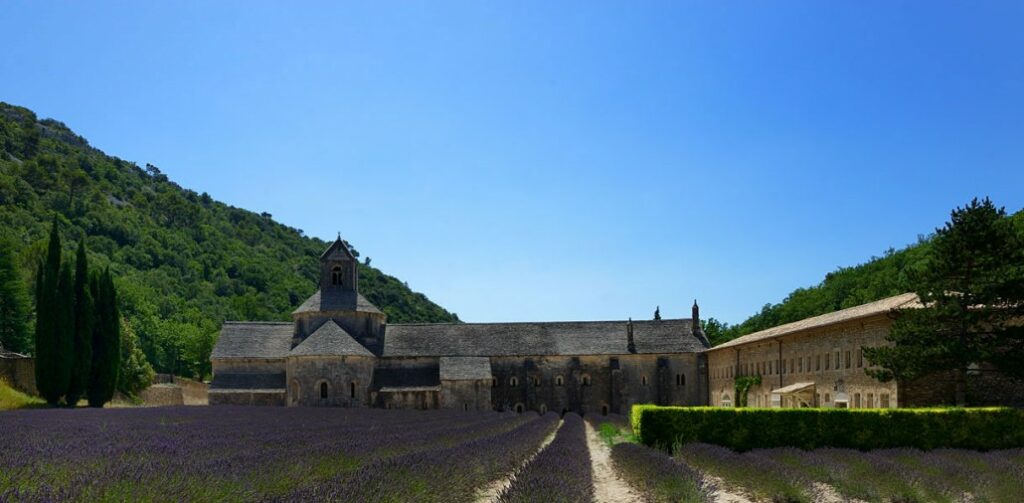 Reise durch die Provence - die alte Abtei Sénanque mit Lavendelfeld im Vordergrund