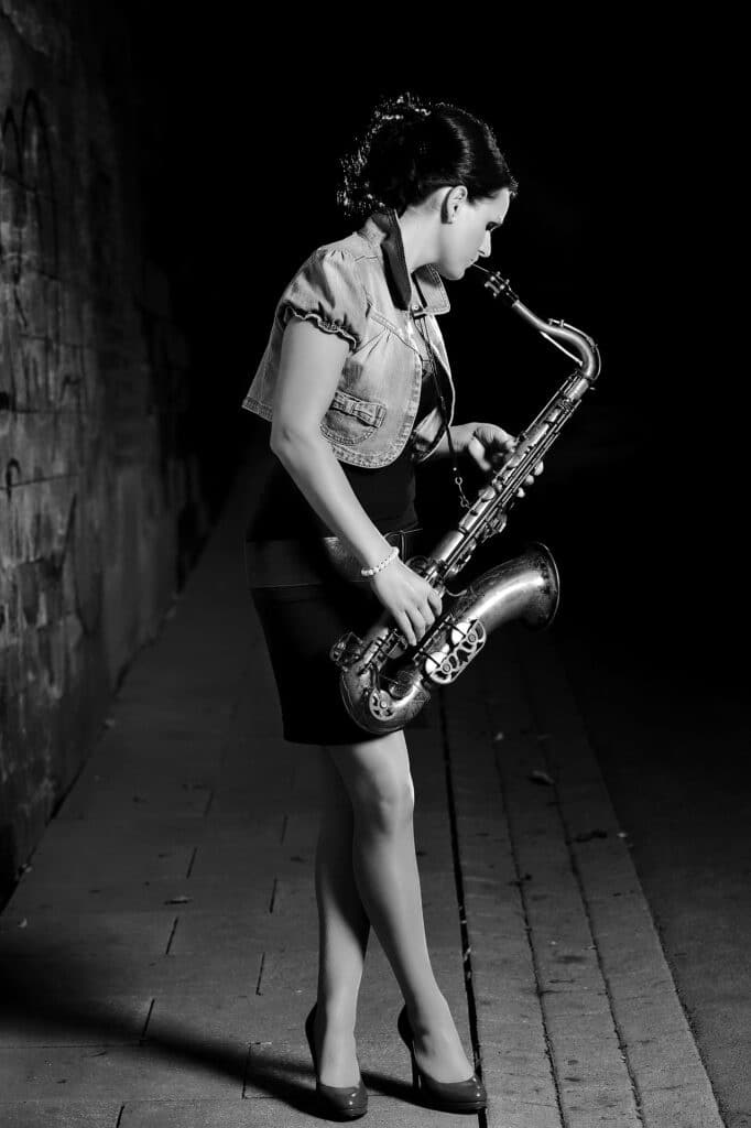 Beauty & Fashion Aufnahme - junge Frau spielt in einer Unterführung Saxophon …feel-the-blues